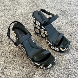 Betsy Johnson Landry Daisy Wedge Sandals Size 6.5